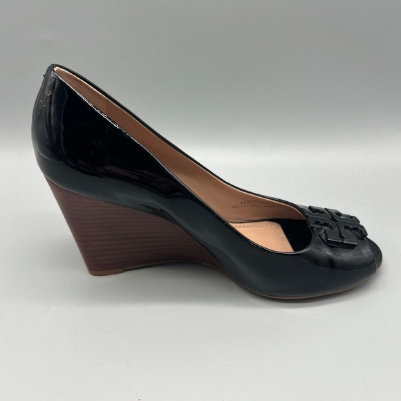 Tory Burch Black Patent Leather Peep Toe Wedge Pumps Logo Medallion 7.5M 5930L - Picture 7 of 10